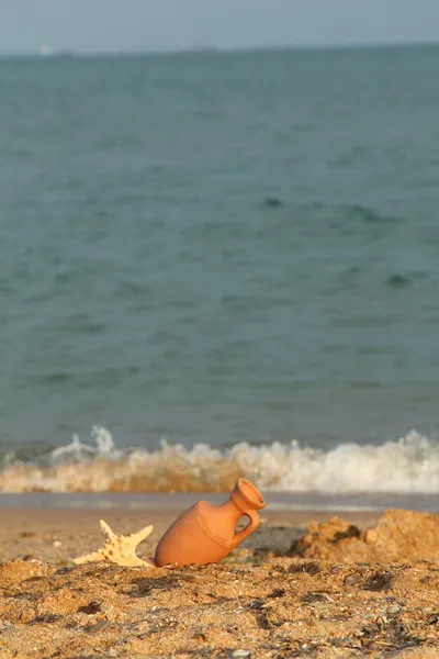 Amphora velho bonito deitado na água na praia — Fotografia de Stock