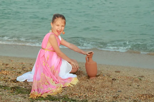 Sorridente carina bambina in un bellissimo vestito in stile greco — Foto Stock