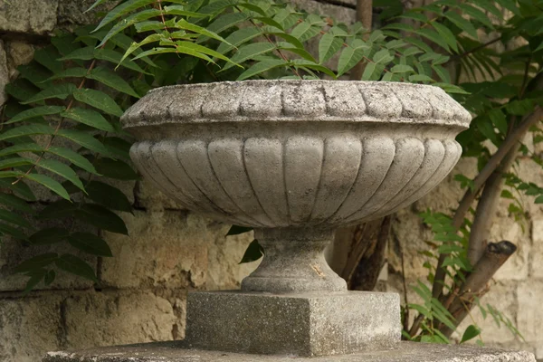 Old stone vase stands on the railing of the stairs, decorative architectural element — Stock Photo, Image