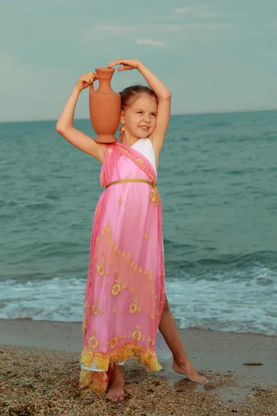 Mädchen in der Rolle der römischen Göttin im Freien — Stockfoto