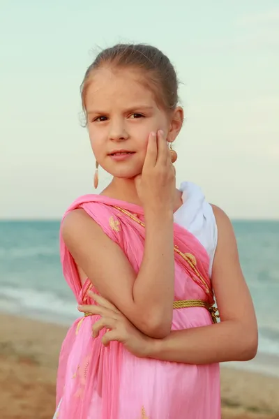 Porträt eines schönen lächelnden kleinen Mädchens mit schönen Haaren und Ohrringen — Stockfoto