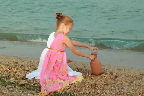 Ragazza nel ruolo della dea romana all'aperto — Foto Stock