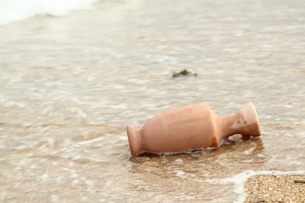 Ânfora na areia lavada pela água do mar — Fotografia de Stock