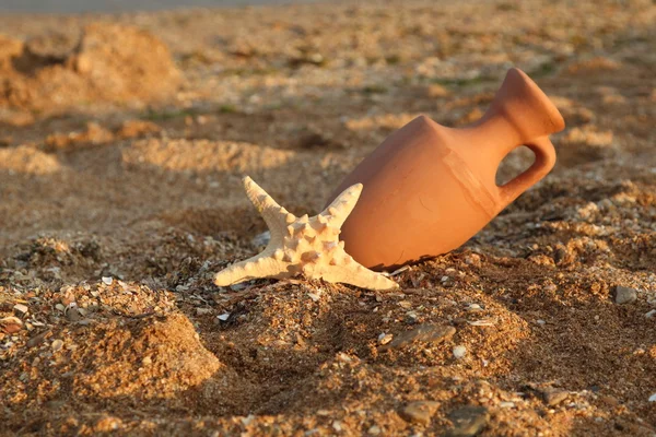 Amphora velho bonito deitado na água na praia — Fotografia de Stock
