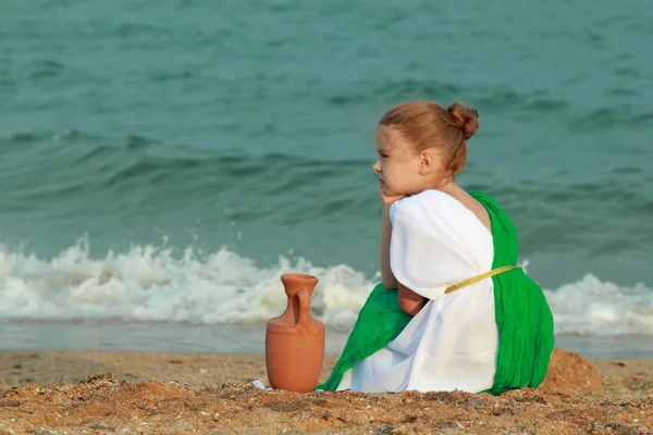 Küçük kız rolü açık havada Yunan tanrıçası ve — Stok fotoğraf