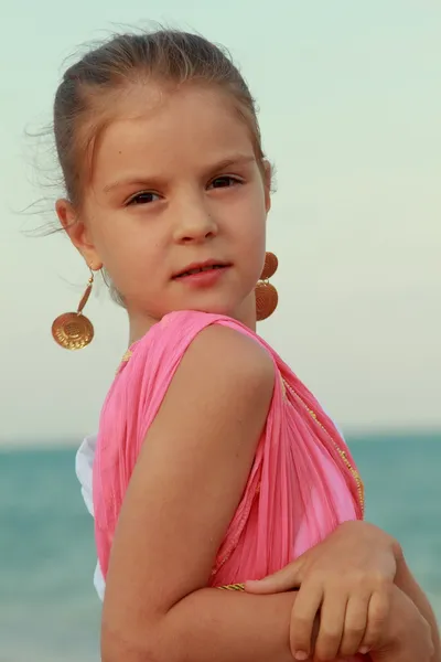 Süße sanfte junge Mädchen mit einem süßen Lächeln und schönen Ohrringen — Stockfoto