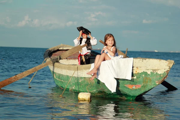 Mooie lachende jonge jongen en meisje als een piraat en een dame — Stockfoto