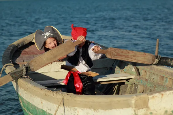 Caucásico alegre niños jugando piratas en el mar — Foto de Stock