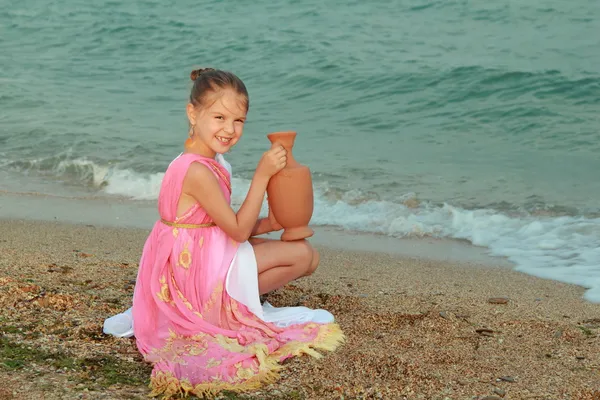 Mosolyogva görög stílusban egy szép ruhát az aranyos kislány — Stock Fotó