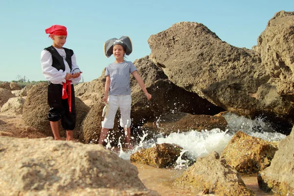 Caucasiano menino e menina pirata corsário pirata segurando o mapa em busca de tesouro — Fotografia de Stock