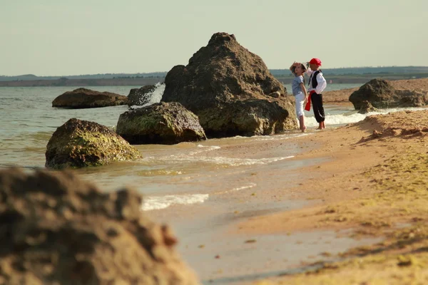 Beyaz şirin çocukları korsanlar deniz üzerinde oynamak. — Stok fotoğraf