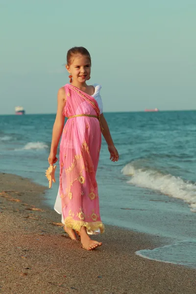 Sonriente linda niña en un hermoso vestido en estilo griego —  Fotos de Stock