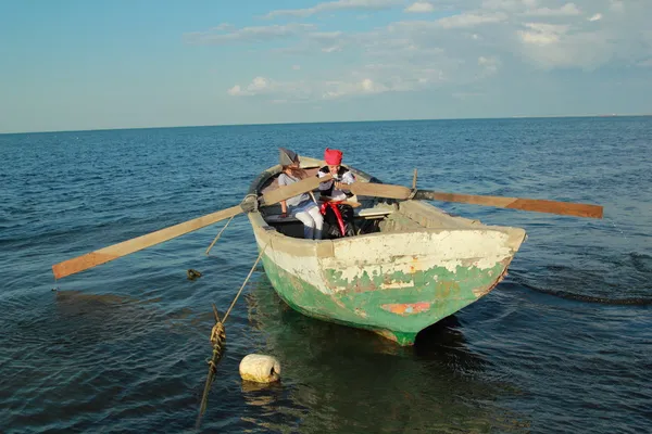Caucasiano crianças alegres brincando de piratas no mar — Fotografia de Stock