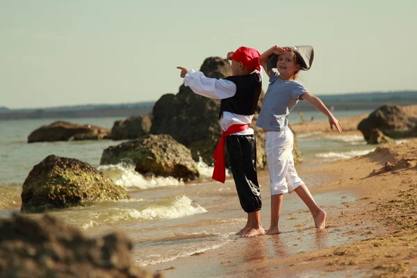 Дети играют с морскими пиратами — стоковое фото