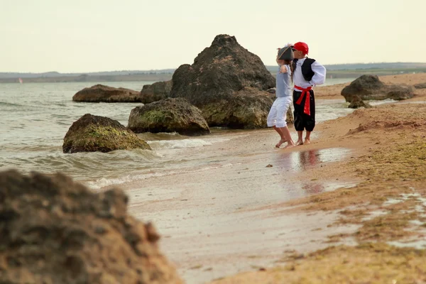 Kaukasische niedliche Kinder spielen Piraten auf dem Meer — Stockfoto