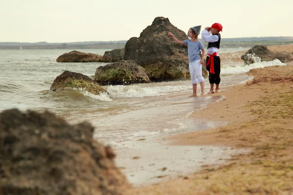 De charmants jeunes enfants en robe fantaisie jouant aux pirates — Photo