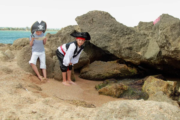 Niños europeos sonriendo chico y chica en traje de fantasía pirata — Foto de Stock