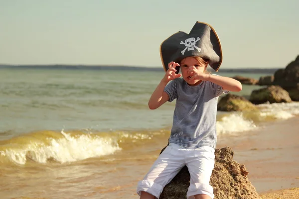 Bella arrabbiata ragazzina in costume da pirata — Foto Stock