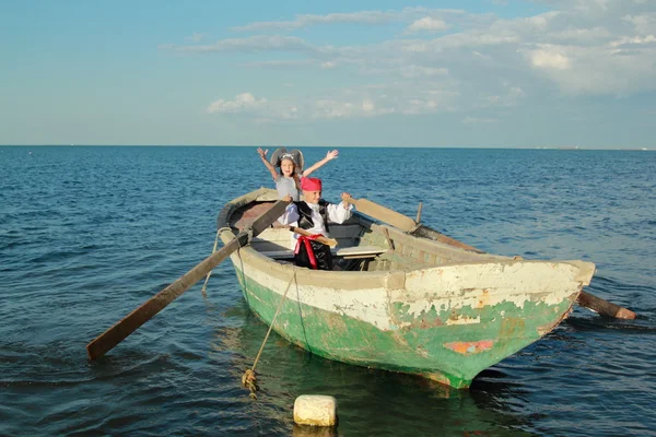 Caucásico alegre niños jugando piratas en el mar — Foto de Stock