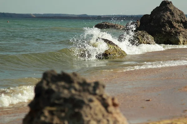 Reus steen in de zee — Stockfoto