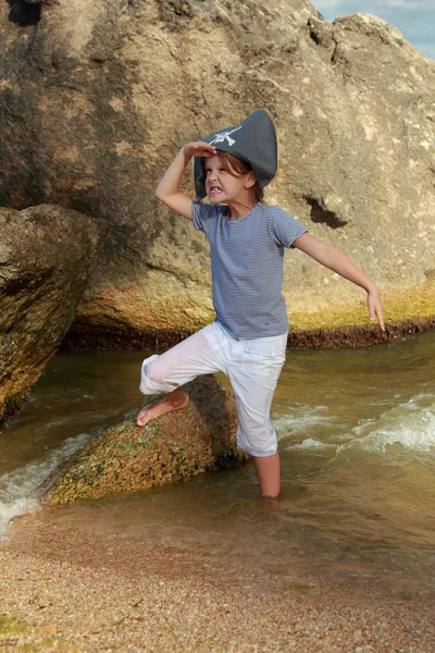 Vrolijke zoete jonge meisje in een pirate hat — Stockfoto