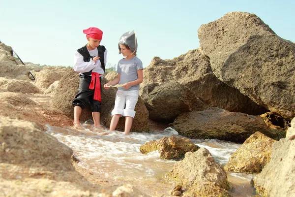Evropské děti usmívá chlapec a dívka v Maškarní kostým pirát hledá Zakopaný poklad — Stock fotografie