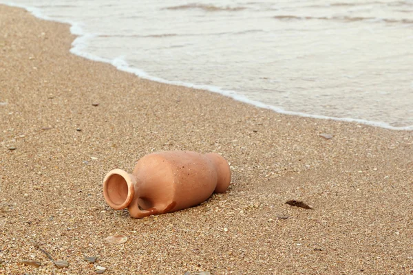 Ánfora en la arena lavada por agua de mar —  Fotos de Stock