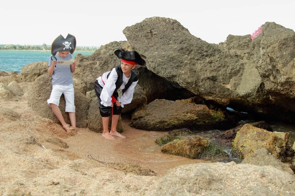 Чарівний молодий хлопчик і дівчинка пірати в даний час тримають карту, щоб знайти скарб — стокове фото