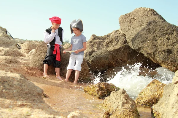 Adorable joven piratas chico y chica actualmente tienen el mapa para encontrar el tesoro — Foto de Stock