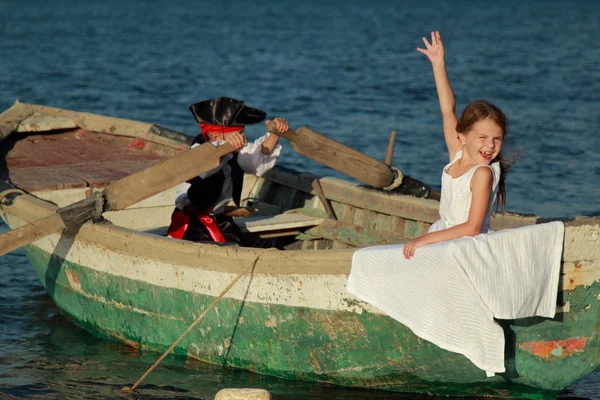 Улыбающиеся мальчик и девочка в роли пиратов — стоковое фото