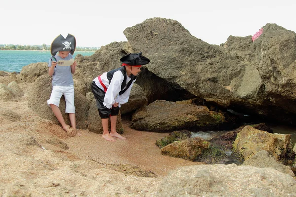 Caucasian boy and girl pirate corsair pirate holding the map in search of treasure — Stock Photo, Image