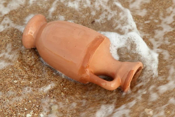 Amphora in the sand washed by sea water — Stock Photo, Image