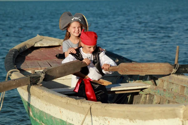 Caucasian joyful little children playing pirates on the sea — Stock Photo, Image