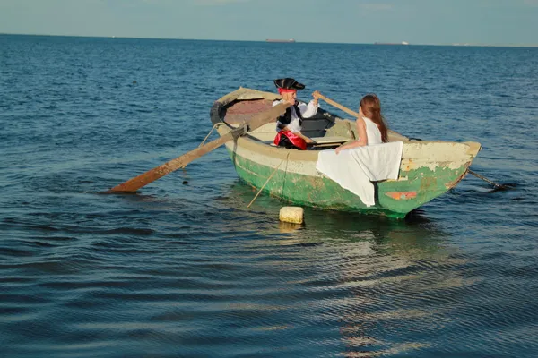 Kinderen spelen in een piraat van de zee — Stockfoto