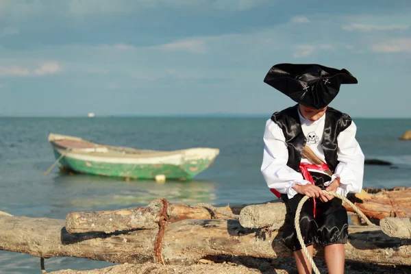 Junger Pirat bereitet sich auf die Fahrt auf einem Boot auf hoher See zur Erholung der Meere vor — Stockfoto