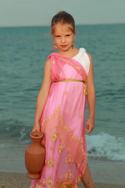 Sonriente linda niña en un hermoso vestido en estilo griego —  Fotos de Stock