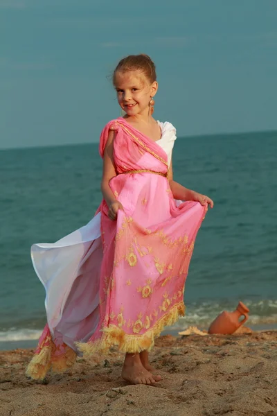 Mädchenkleid im antiken Stil — Stockfoto
