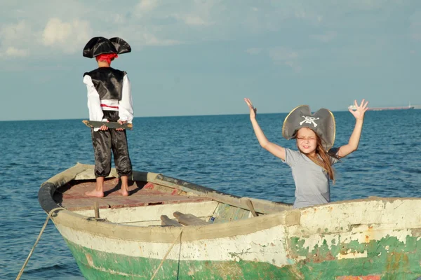 Caucásico alegre niños jugando piratas en el mar — Foto de Stock