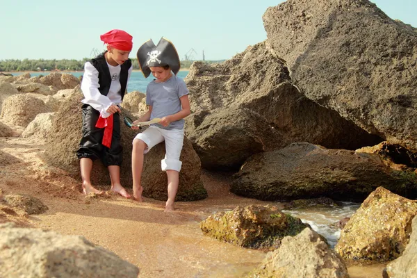 Adorable young boy and girl pirates currently hold the map to find the treasure — Stock Photo, Image