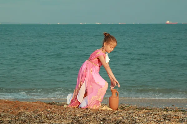 Sorridente carina bambina in un bellissimo vestito in stile greco — Foto Stock