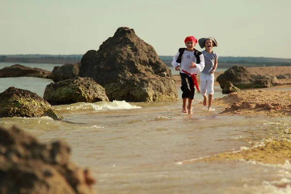 Beyaz şirin çocukları korsanlar deniz üzerinde oynamak. — Stok fotoğraf