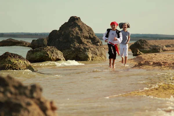 Caucasiens mignons enfants jouent pirates sur la mer — Photo