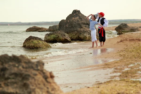 Bambini che giocano vicino al mare pirati — Foto Stock