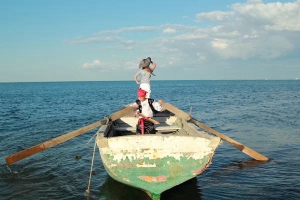 Caucásico alegre niños jugando piratas en el mar — Foto de Stock