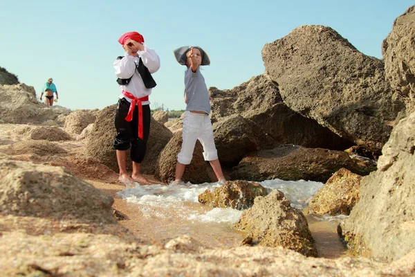 Adorable young boy and girl pirates currently hold the map to find the treasure — Stock Photo, Image