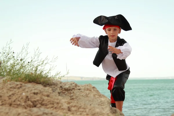 Gelukkige jongen buiten het dragen van een piraat kostuum — Stockfoto