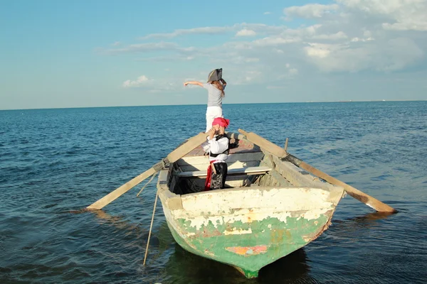 Souriant gai garçon et fille jouer dans le pirate habillé en costumes et chapeaux — Photo