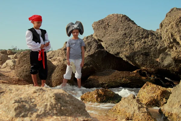 Очаровательный молодой мальчик и девочка пираты в настоящее время держать карту, чтобы найти сокровища — стоковое фото