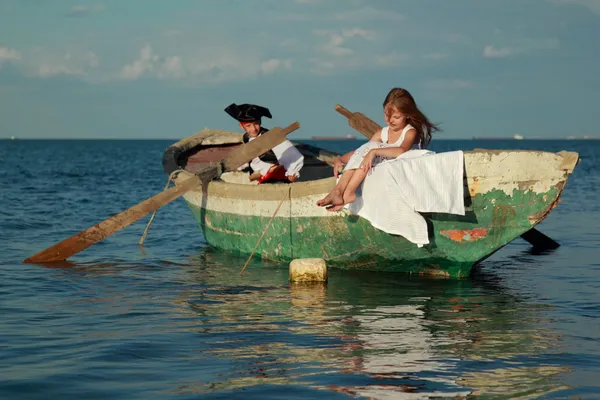 Crianças pequenas bonitas jogar piratas — Fotografia de Stock