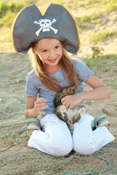 Radosne, uśmiechnięte dziewczyny trochę grałem z małym kotkiem na zewnątrz — Zdjęcie stockowe
